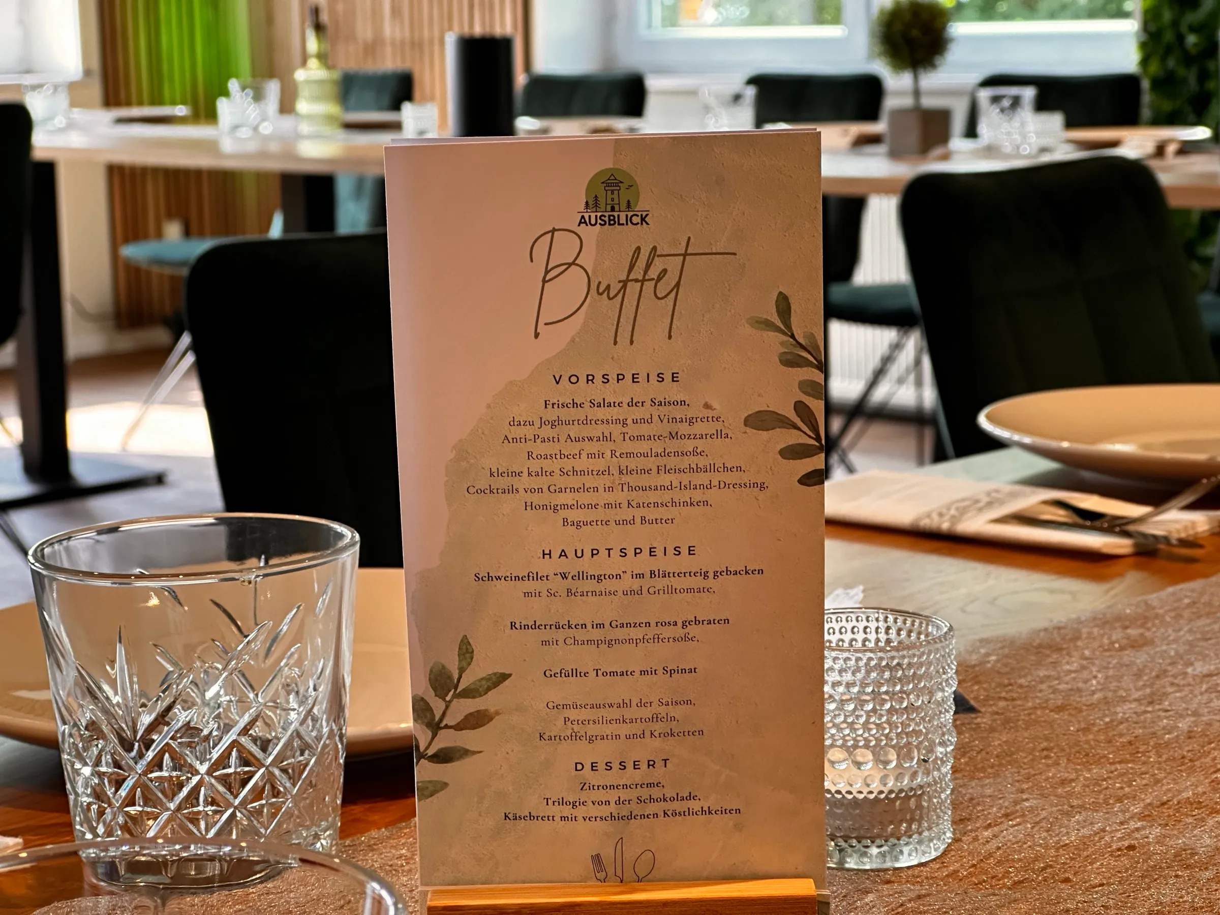 Elegant gestaltete Buffetkarte auf festlich gedecktem Tisch