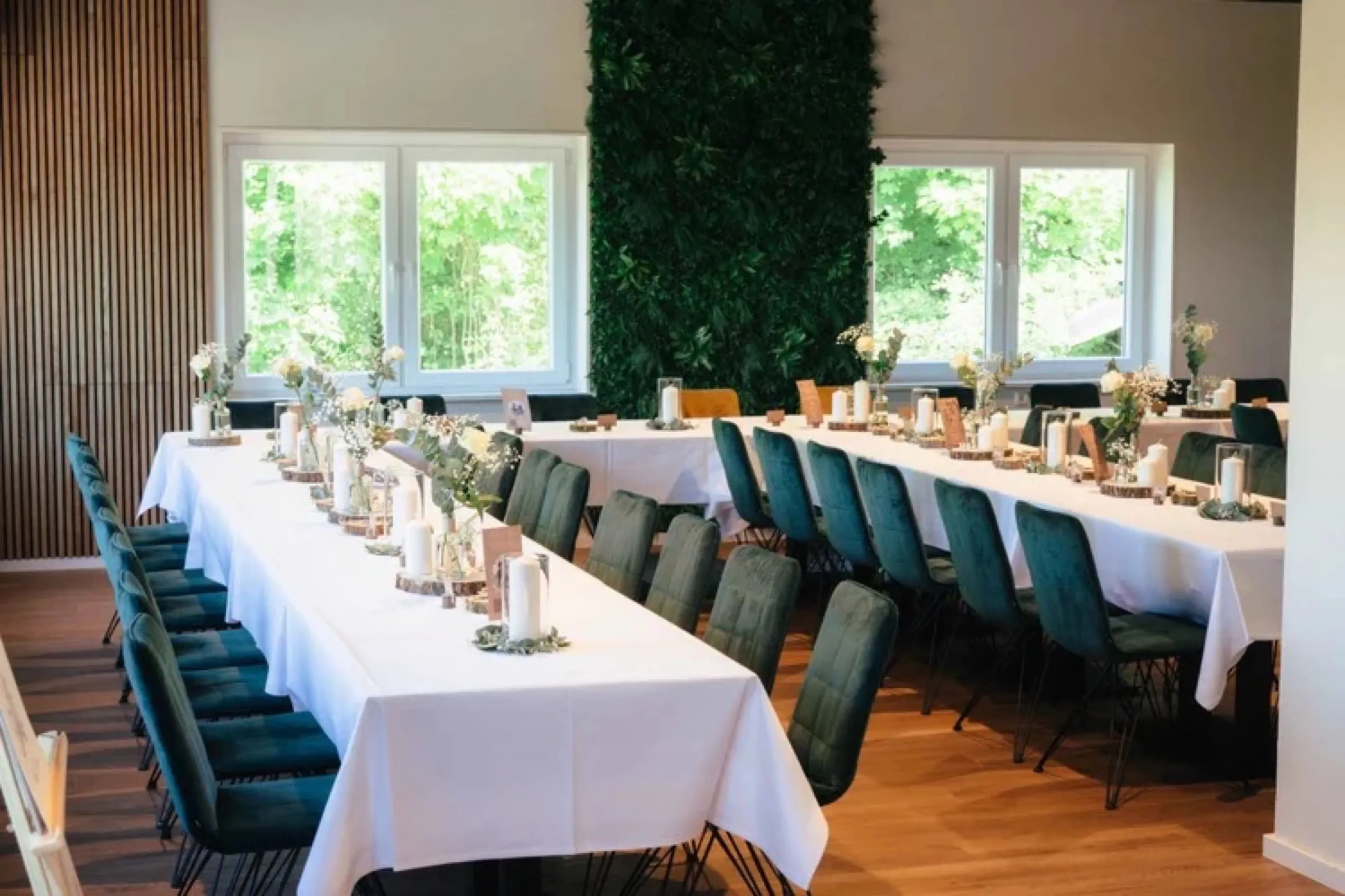 Heller, elegant eingedeckter Festsaal für Firmenevents im Ausblick am Wieterturm