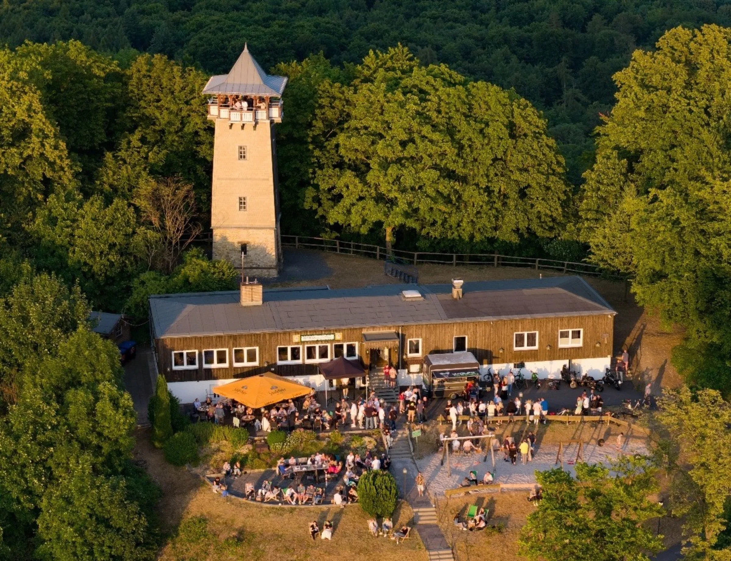 Luftaufnahme des Ausblick am Wieterturm im Abendlicht
