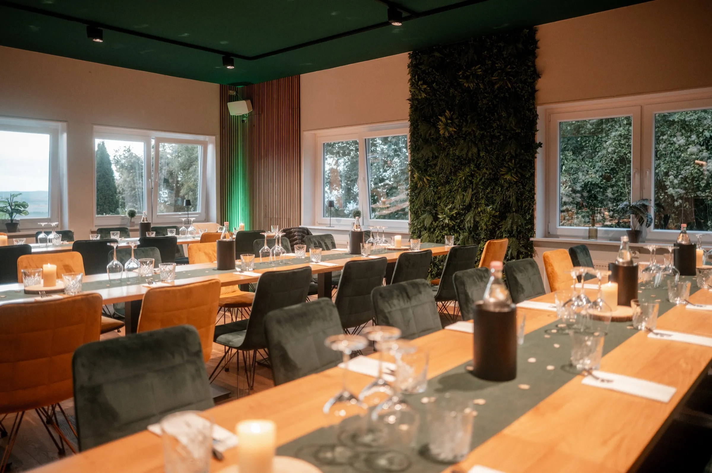 Saal in stimmungsvoller Abendbeleuchtung