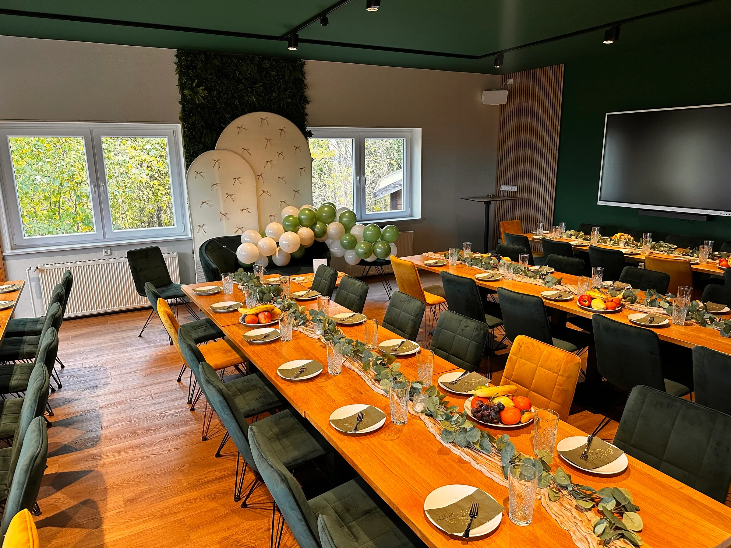 Modern und stilvoll gedeckte Festtafel mit Mooswand im Ausblick am Wieterturm