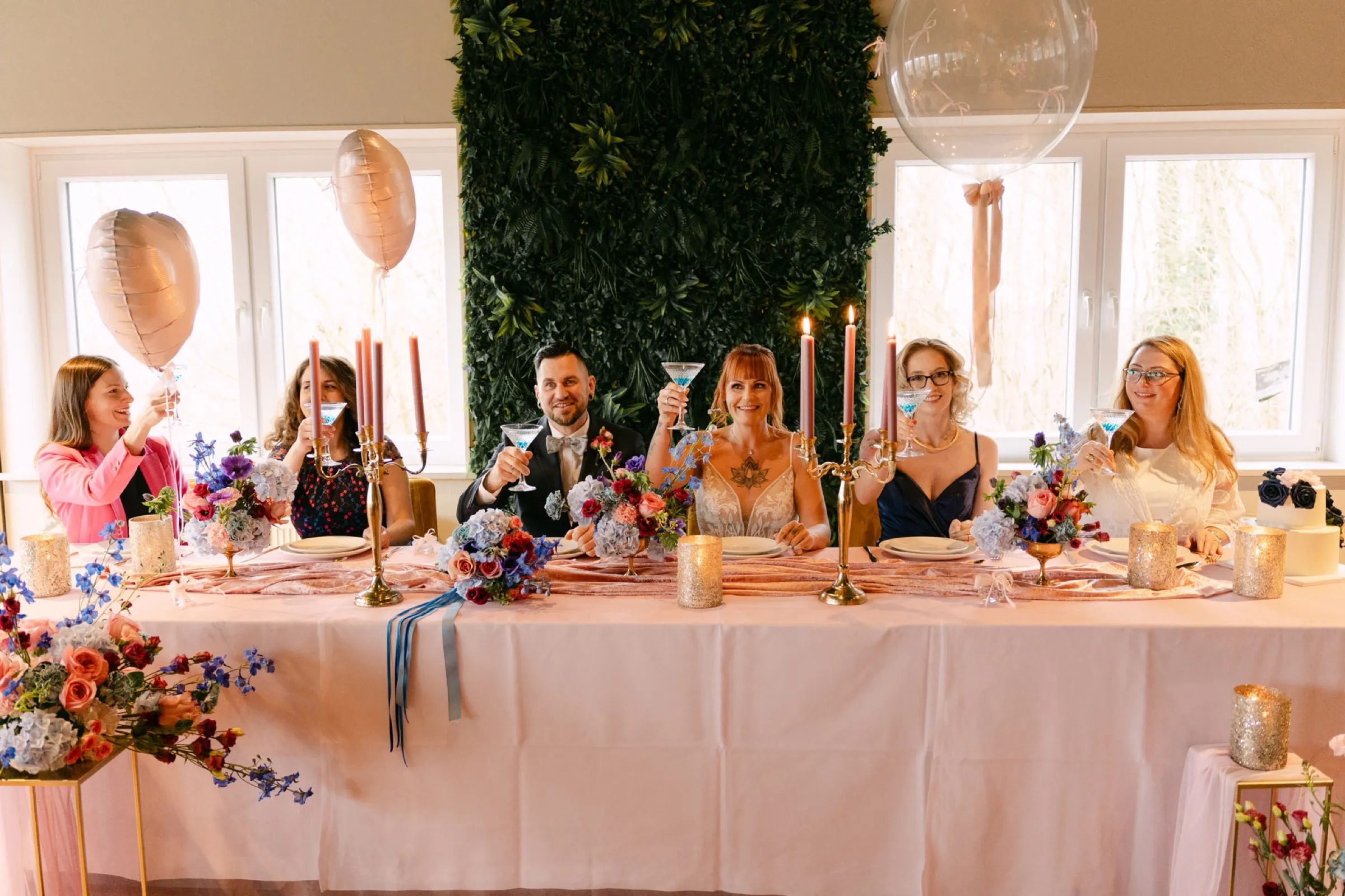 Festlich gedeckte Hochzeitstafel